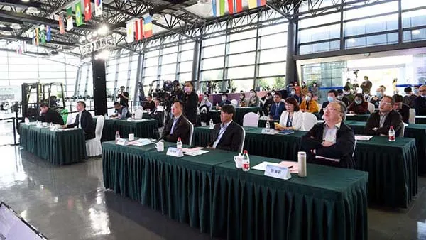 使用电动平台车之前要熟读说明书